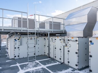 SHC-Lüftungsgeräte für konstantes Hallenklima Installierte Lüftungsgeräte des Sustainable Hall Conditioning Systems auf dem Dach von Senoplast – effiziente Kühlung und Wärmerückgewinnung