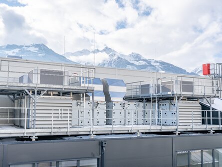 Energieeffiziente Hallenkonditionierung bei Senoplast Dachansicht der SHC-Anlage mit Lüftungs- und Wärmerückgewinnungssystem von bösch und INFRANORM® beim Senoplast-Standort in Piesendorf