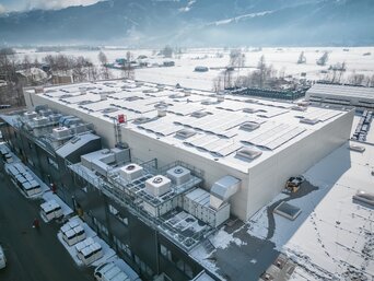 Produktionsstandort Piesendorf mit nachhaltiger Hallenkühlung Außenansicht des Senoplast-Werks in Piesendorf mit energieeffizienter Hallenkühlung durch Sustainable Hall Conditioning von bösch und INFRANORM®