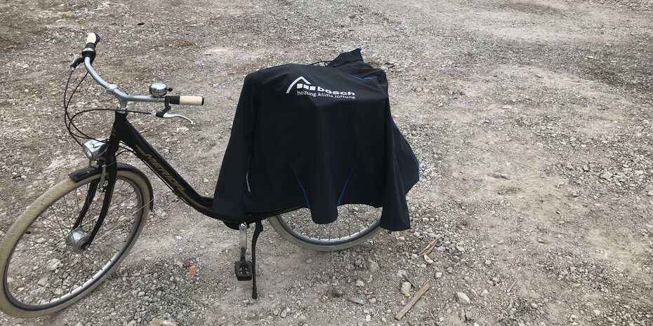 Kleiner Fun Fact: Selbst die Inbetriebnahme der Wärmepumpen durch bösch erfolgte klimaneutral per Fahrrad. | © bösch Klimaneutrale Inbetriebnahme der bösch Wärmepumpen per Fahrrad. | © bösch