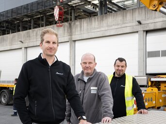 Projektverantwortliche von bösch und KABEG vor dem Klinikum Klagenfurt während der Erneuerung der Rückkühltechnik.