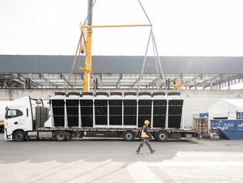 Adiabatischer Rückkühler wird per Sondertransport zum Klinikum Klagenfurt geliefert.