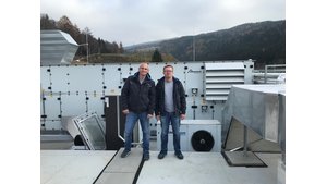 Günther Kurz (bösch SYGA Projektverkauf) mit Johann Unger (bösch Projekttechniker) bei der Einweisung und Anlagenübergabe. | © bösch - heizung, lüftung, klima