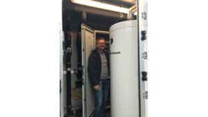 bösch Projekttechniker Johann Unger bei der Inbetriebnahme im Technikraum inklusive Schaltschrank, Warmwasser-Boiler, Puffer für Heizung und Kälteversorgung. | © bösch - heizung, lüftung, klima