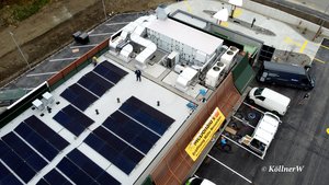 Die Gebäudetechnik (bösch All-in-one Kompaktlüftungsgerät, Wärmepumpen Clivet WSAN-YES und ein Samsung Klimagerät) sind auf dem Dach des Gebäudes positioniert. | © KöllnerW