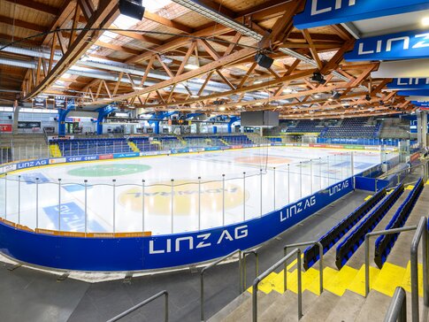 Innenansicht der Linzer Eisarena mit freier Sicht auf Eisfläche, Videowürfel und Dachtragwerk. | © LINZ AG/Fotokerschi