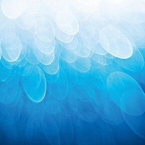 verschwommener abstrakter blauer Hintergrund mit weißen perlenartigen Formen