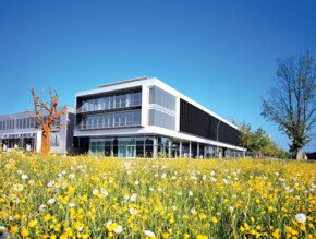 Firmenzentrale von bösch vom Gras aus mit der Froschperspektive fotografiert