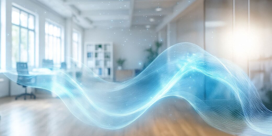 Abstrakte Darstellung von sauberer Luftströmung in einem hellen Büro als Symbol für gute Raumluftqualität und angenehmes Raumklima