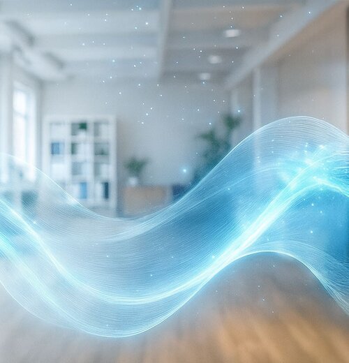 Abstrakte Darstellung von sauberer Luftströmung in einem hellen Büro als Symbol für gute Raumluftqualität und angenehmes Raumklima