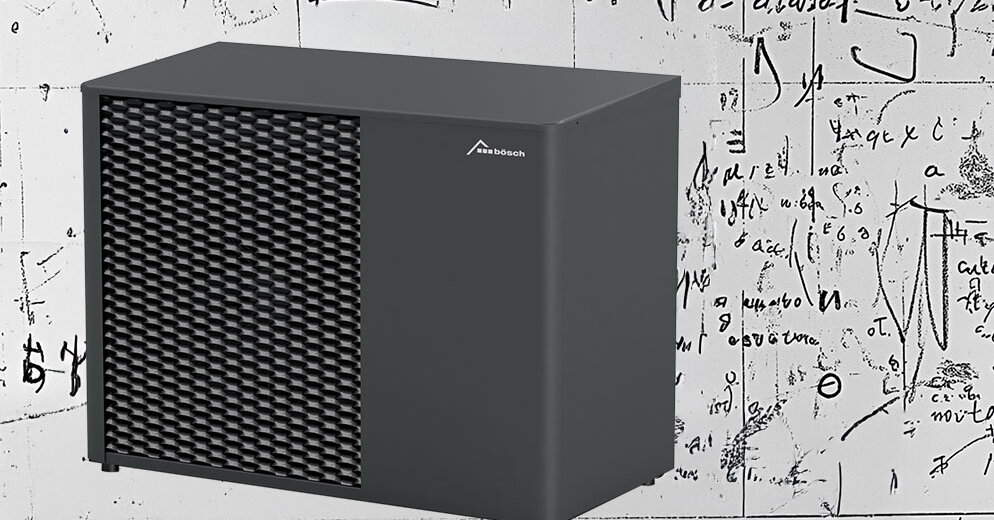 MOZART Wärmepumpe vor einer Wand mit technischen Formeln – Symbol für innovative Heiztechnik