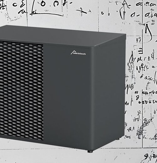 MOZART Wärmepumpe vor einer Wand mit technischen Formeln – Symbol für innovative Heiztechnik