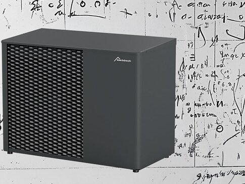 MOZART Wärmepumpe vor einer Wand mit technischen Formeln – Symbol für innovative Heiztechnik