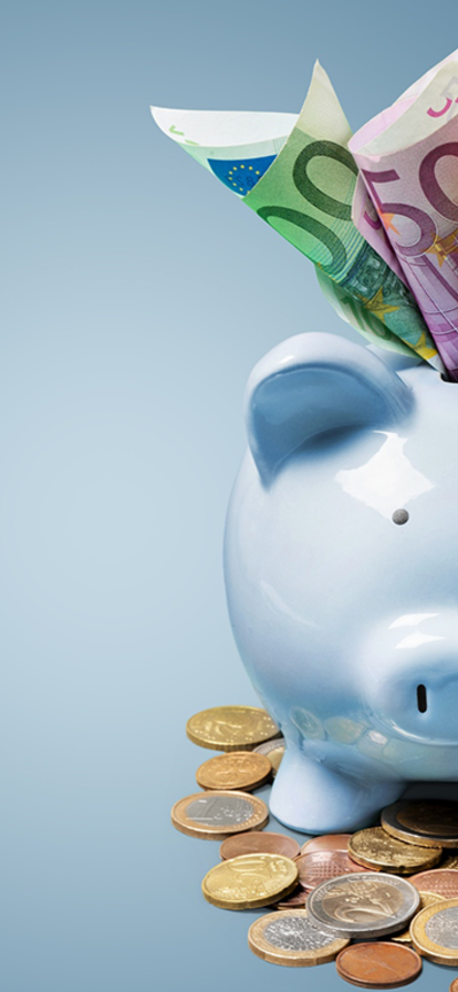 Blaues Sparschwein mit Geldscheinen und Münzen auf hellem Hintergrund