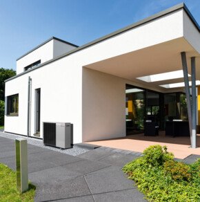 modernes Haus vom Vordergarten fotografiert | © bösch heizung.klima.lüftung